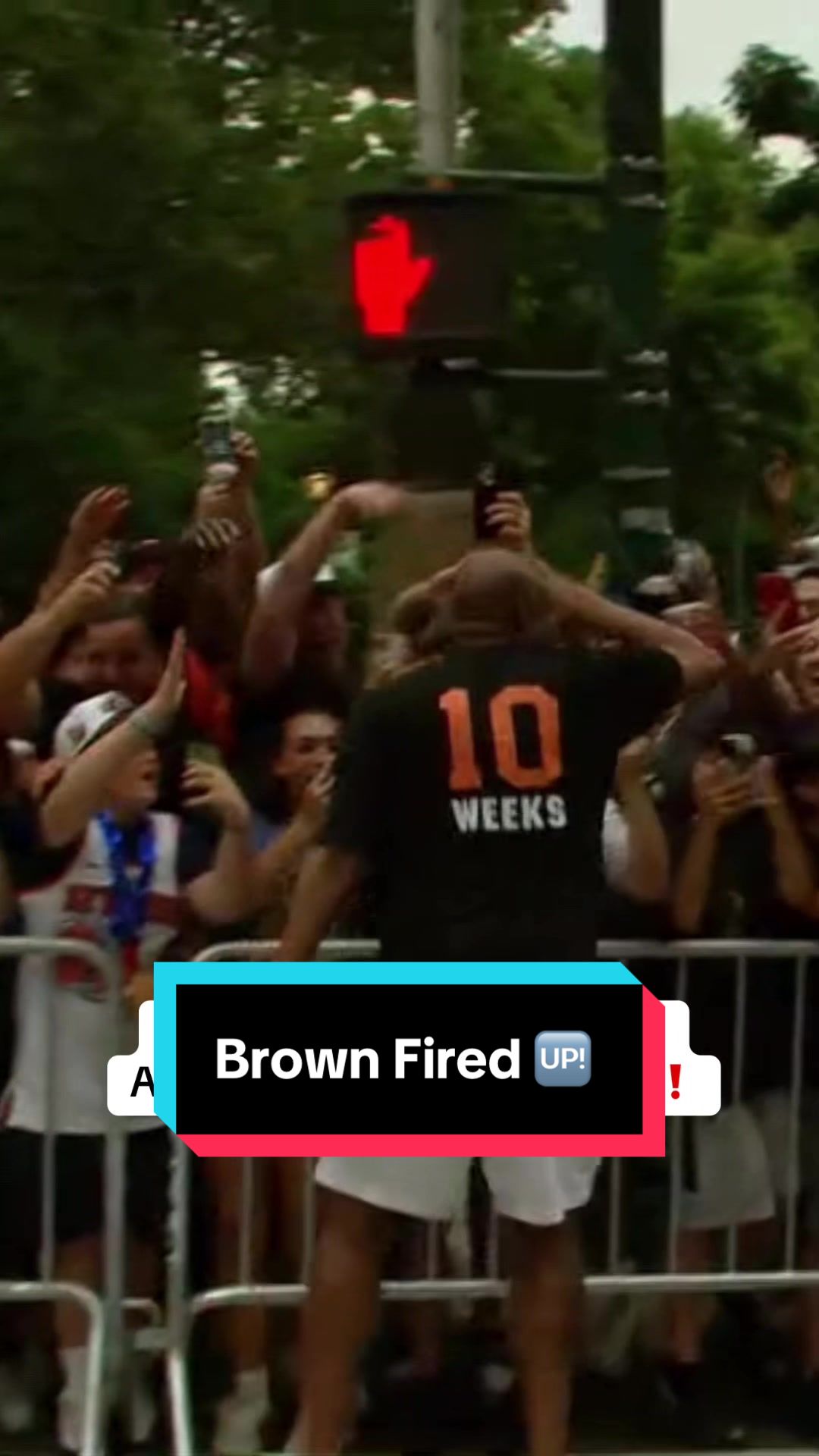 Mike Brown celebrating with fans at the Knicks Championship Parade 🏆 