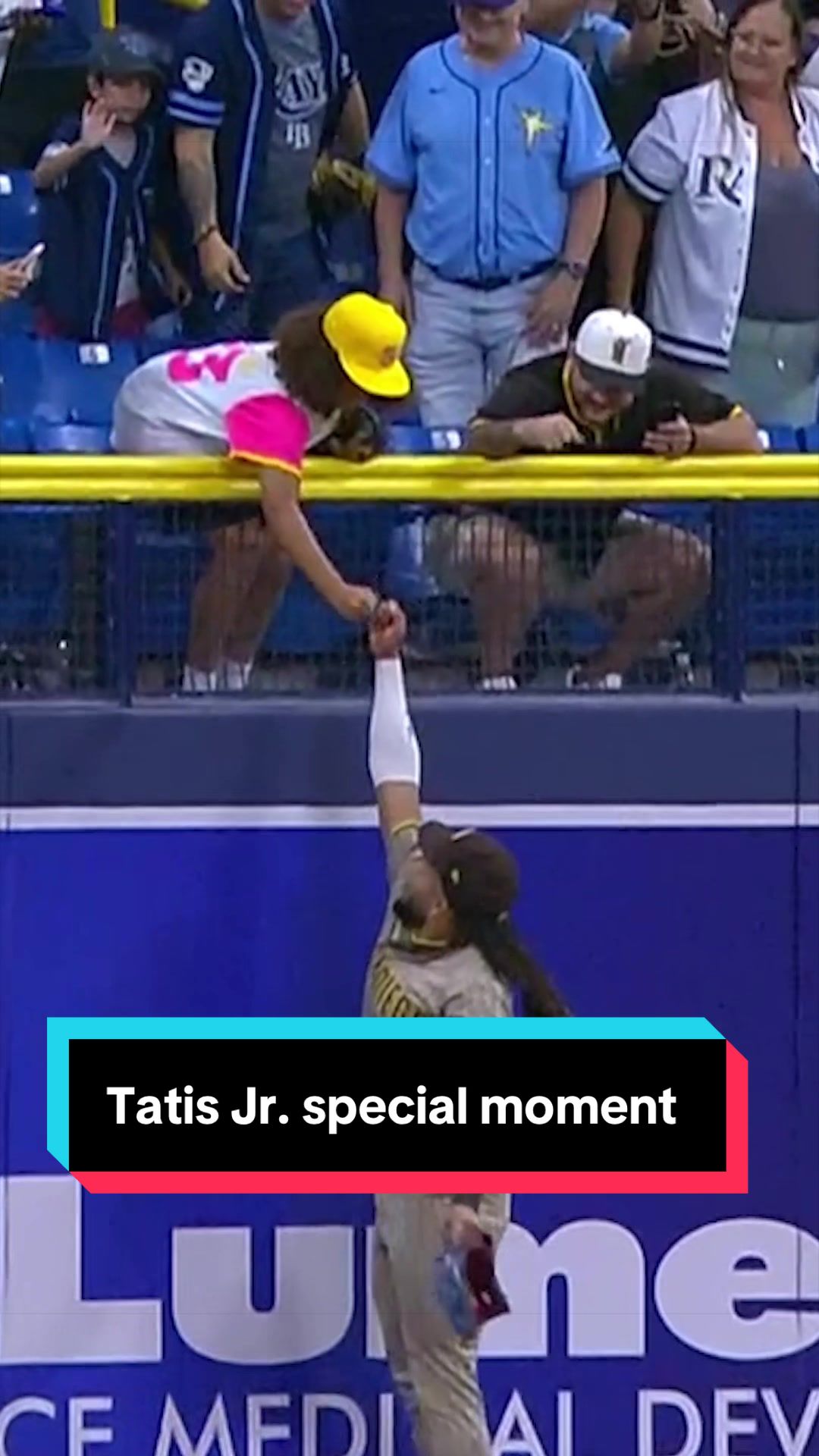 A Fernando Tatis Jr. fan caught a homer right in front of him 😳