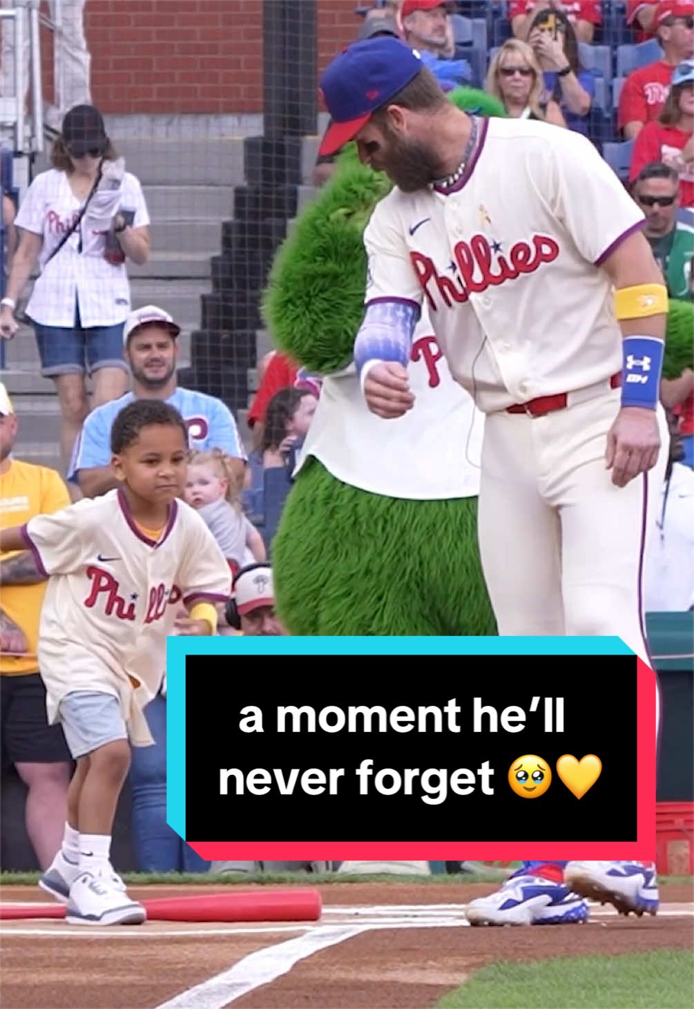 On Childhood Cancer Awareness Day at Citizens Bank Park, this young fan got to round the bases and high five the @Phillies and @Atlanta Braves pregame - right alongside Bryce Harper! 💛 