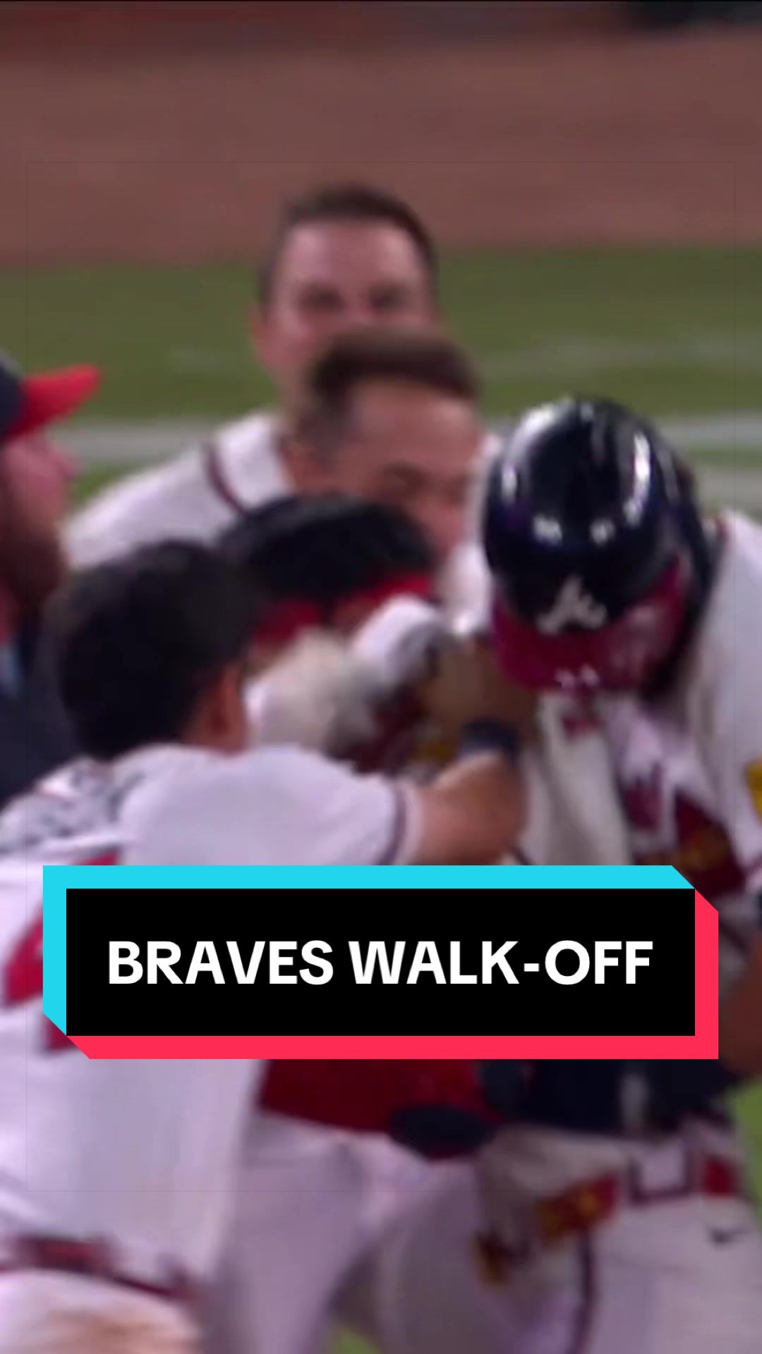 Ha-Seong Kim wins it for the Braves!