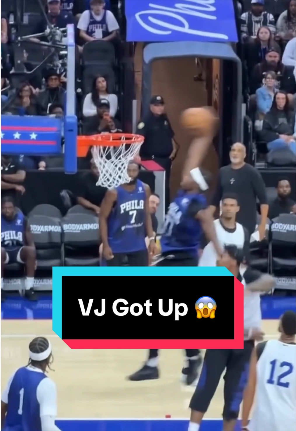 Don’t see that everyday 😅(📹 via @Philadelphia 76ers) 