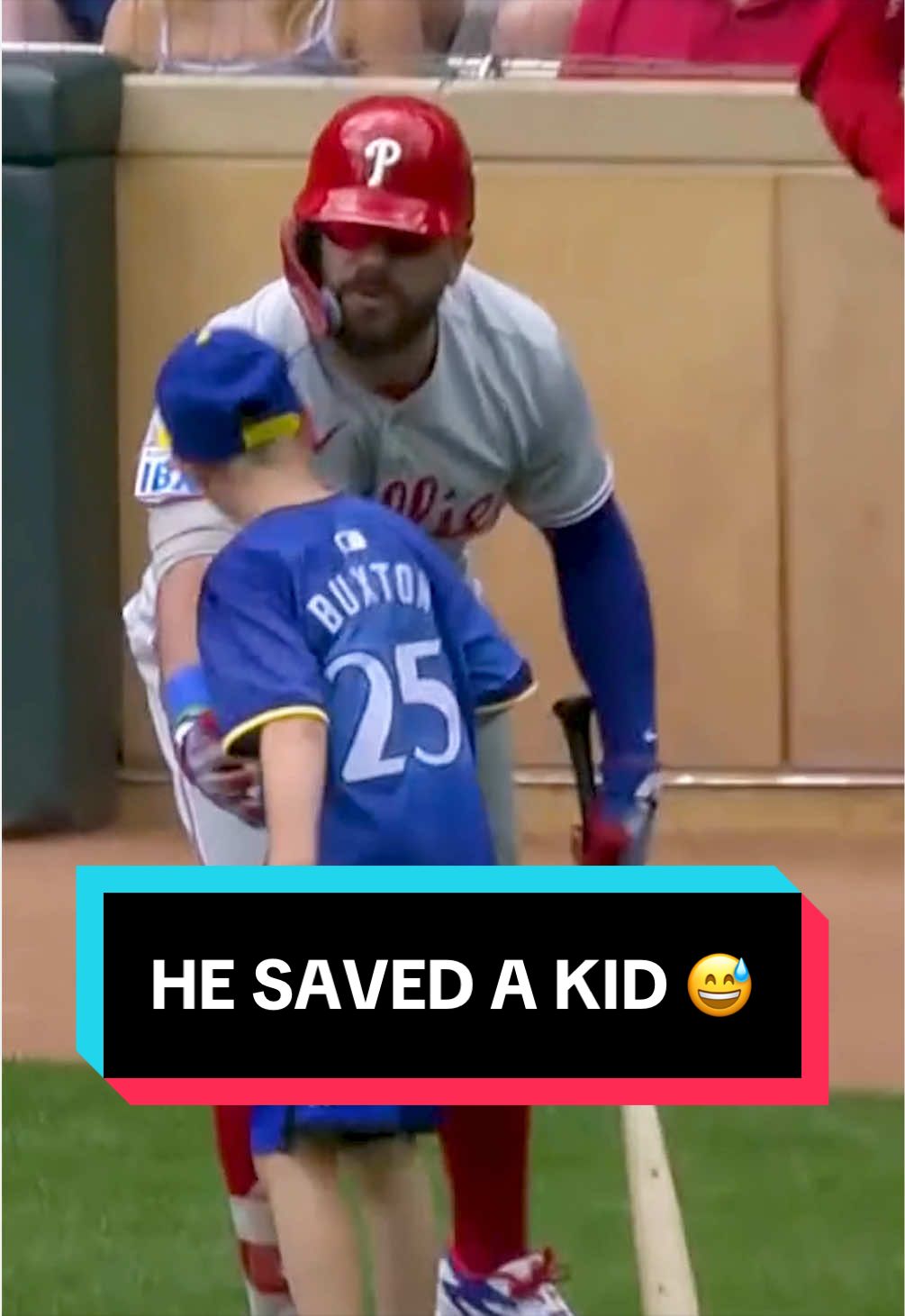 Kyle Schwarber to the rescue! 👏 