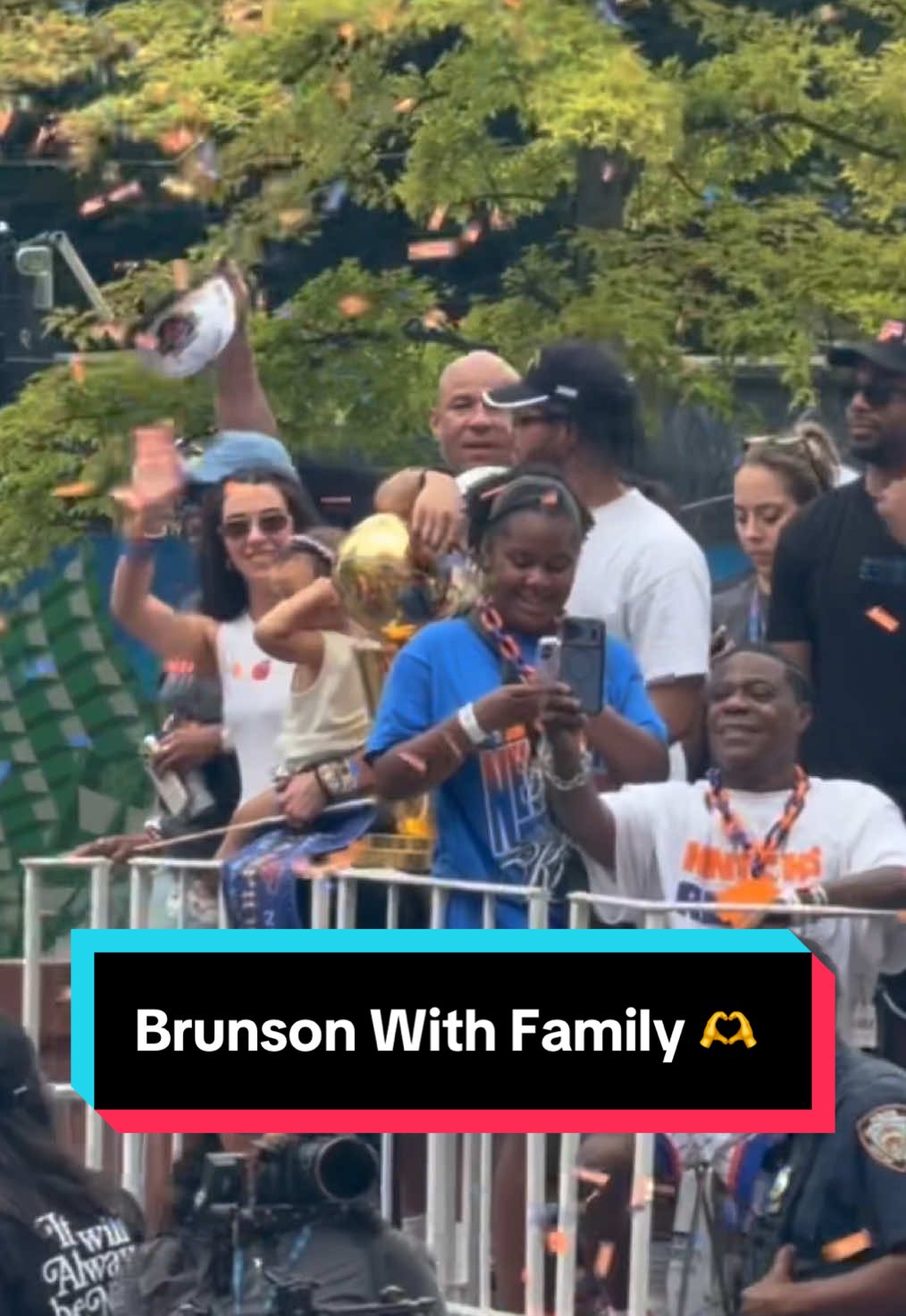 Jalen Brunson on the float with @The Larry O’Brien Trophy ‼️ 