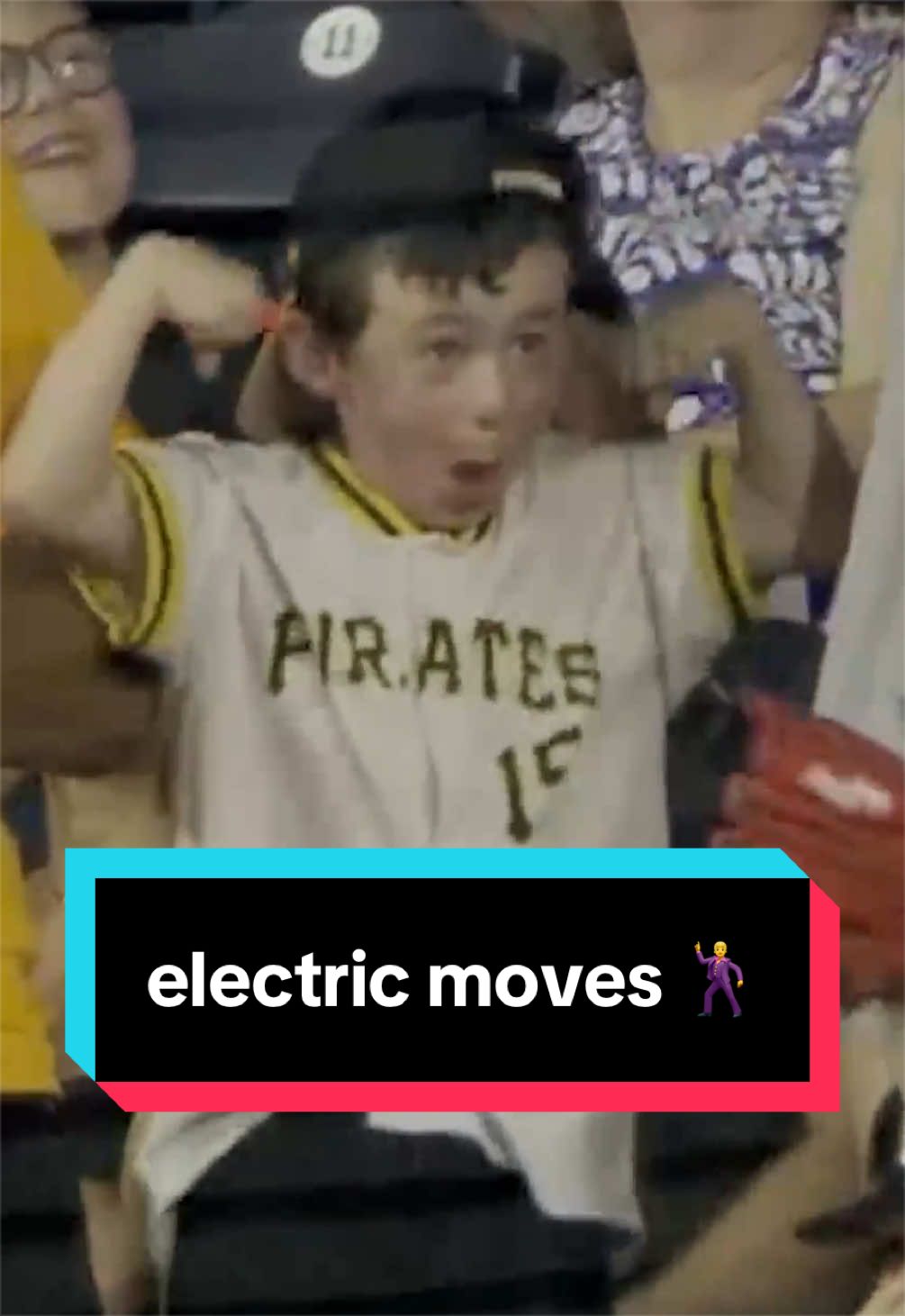 This kid put on a SHOW when he realized he was on the scoreboard 🤣 