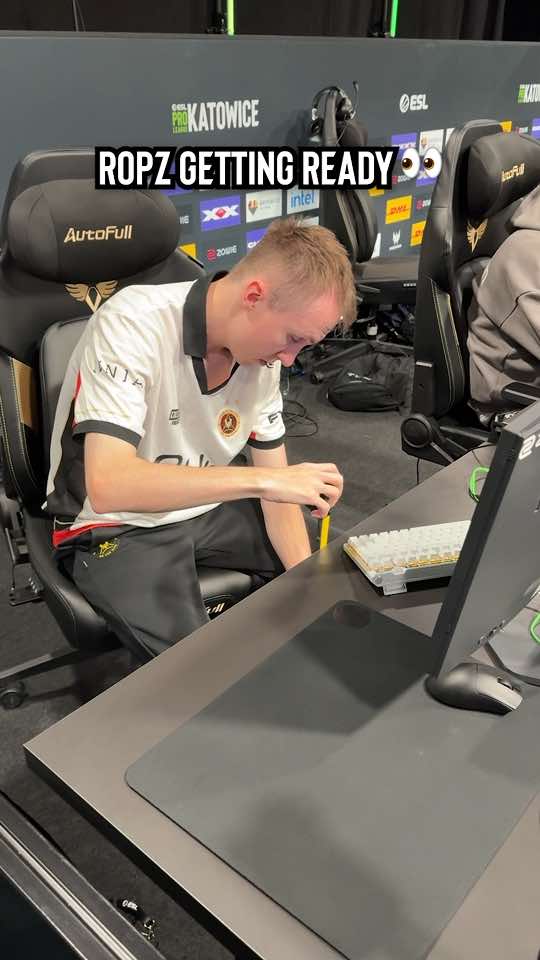 Every millimeter matters, at the highest level of Counter-Strike 😳 
