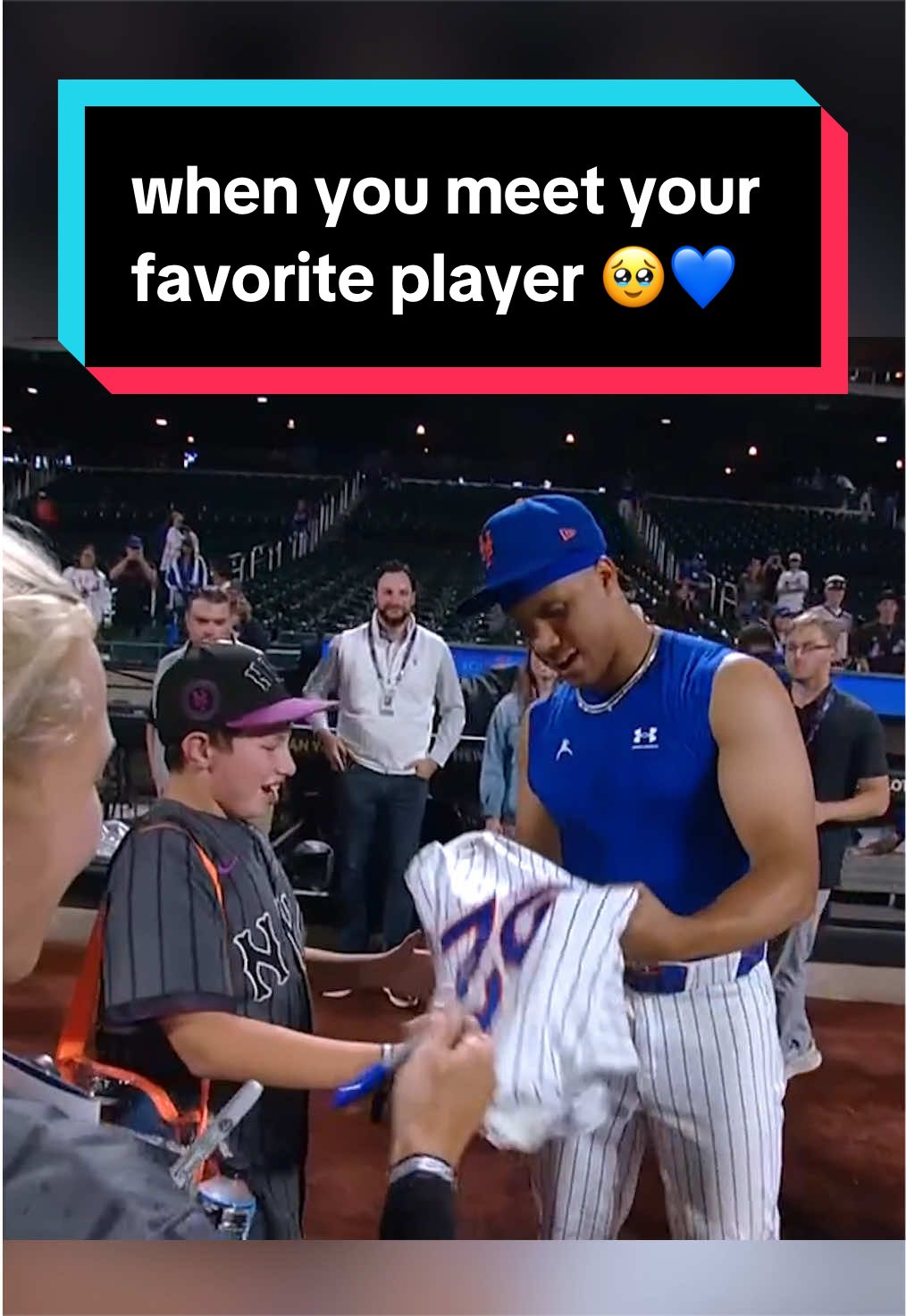 what a special moment between Juan Soto and this fan 🥹🧡💙