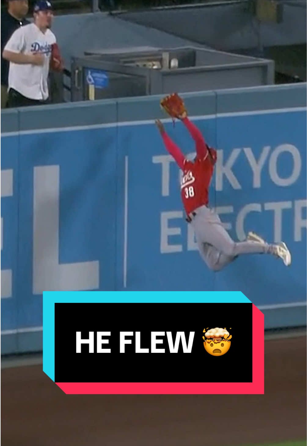 Carlos Jorge flies through the air to make a SPECTACULAR catch 😮‍💨